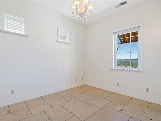 Building Photo - 265 Clear Ridge Dr