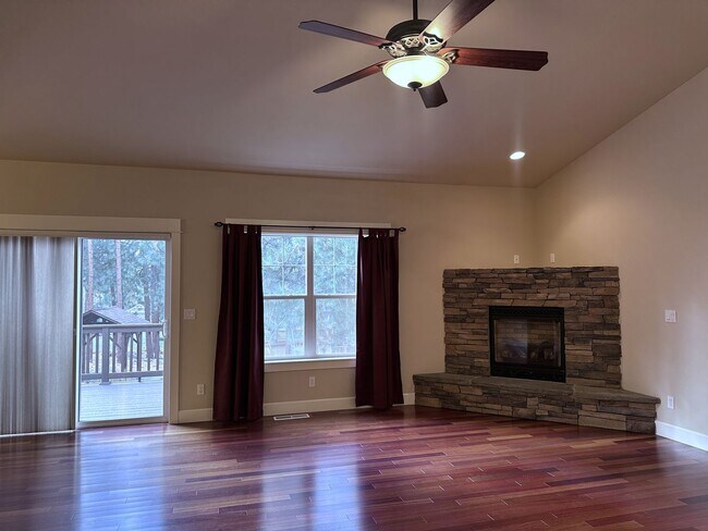 Building Photo - Sign your lease by December 31st and enjoy a $1,000 rent discount applied at move-in!