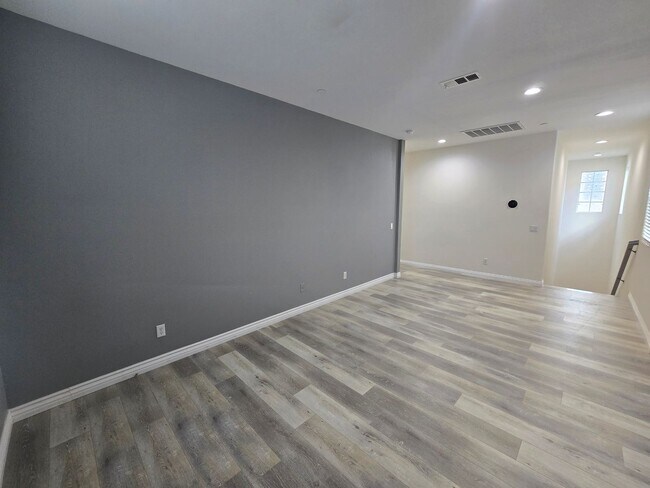 Building Photo - Open-Concept Living with Downstairs Bedroom & Enclosed Patio Retreat