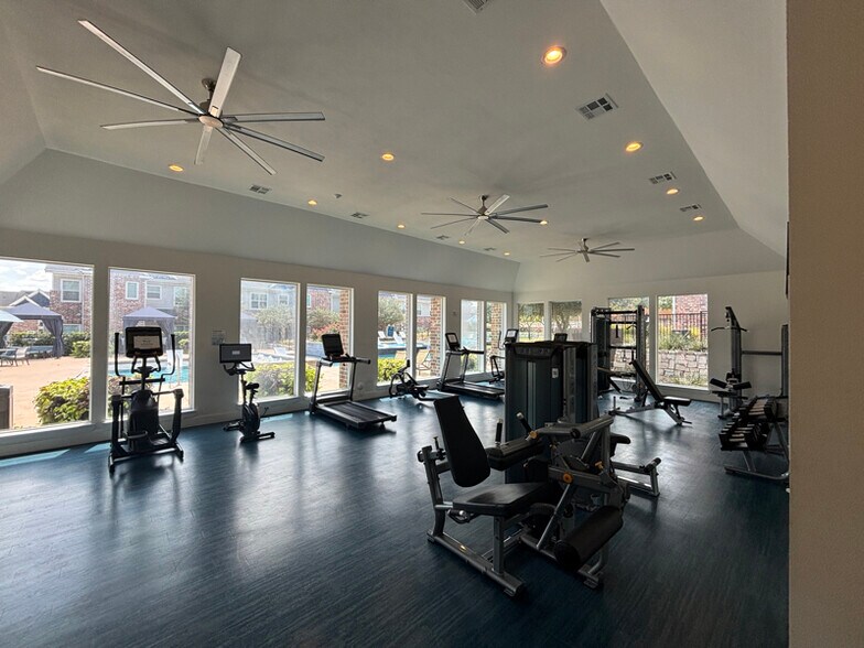 Building Photo - 950 FM2001