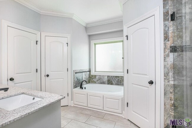 Building Photo - Trendy 4 bedroom, 2 bath home in coveted D...