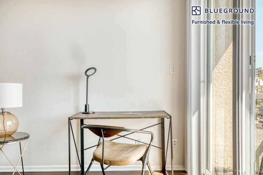 Building Photo - 467 S Arnaz Dr