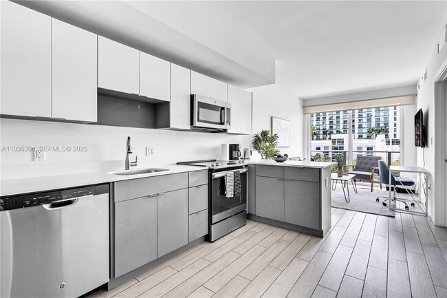 Building Photo - 321 NE 26th St