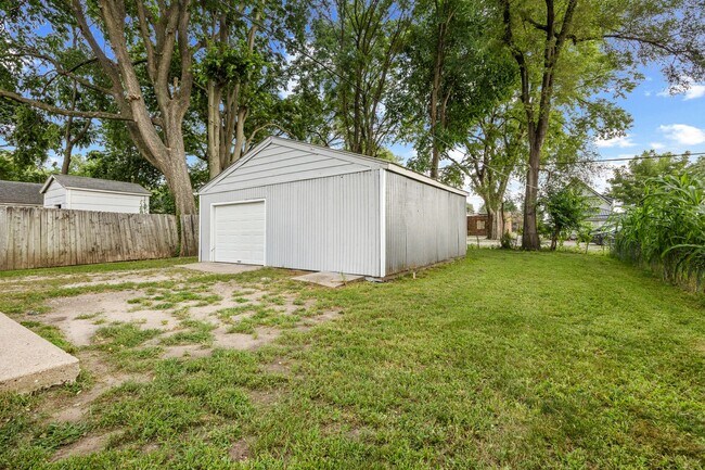 Building Photo - 3 Bedroom 1 Bath 2 Stall Detached Garage