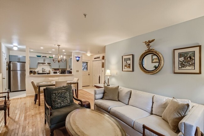 Building Photo - Ideal Downtown 1 BDR Close to Shops & Trails