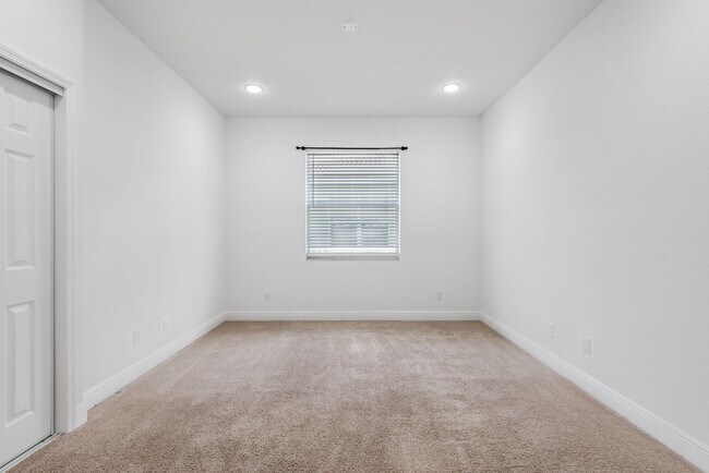 Building Photo - 1367 NW Leonardo Cir