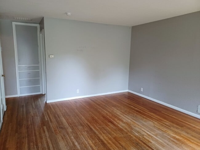Building Photo - Spacious 4 bedroom, 1 1/2 bath home in Par...