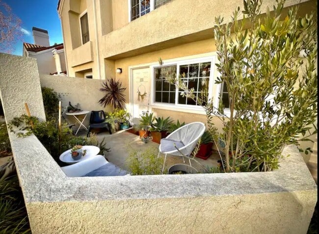 Building Photo - Furnished 2 bed 2 bath Calabasas condo!