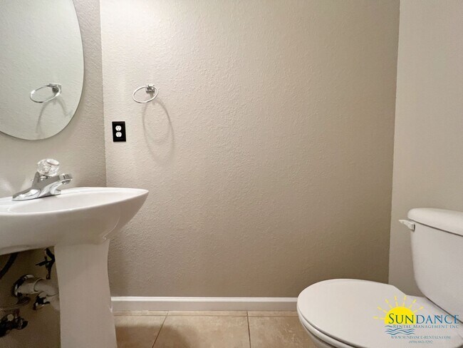 Building Photo - Beautiful townhome in the heart of Niceville!