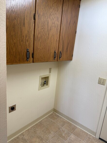 Building Photo - 3085 Saint Johns Ave