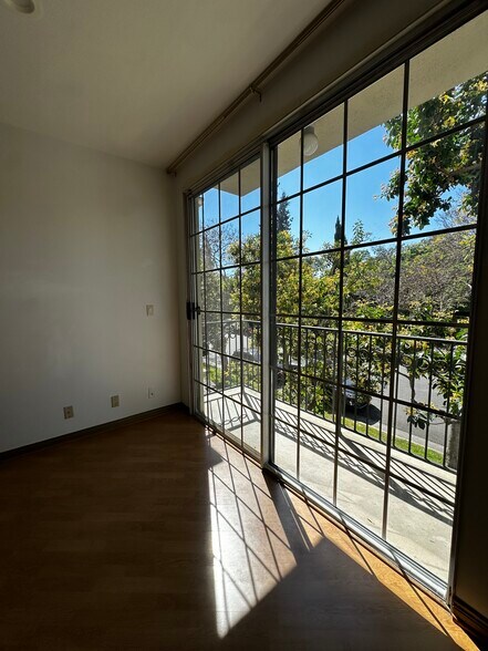 Building Photo - 458 N Oakhurst Dr