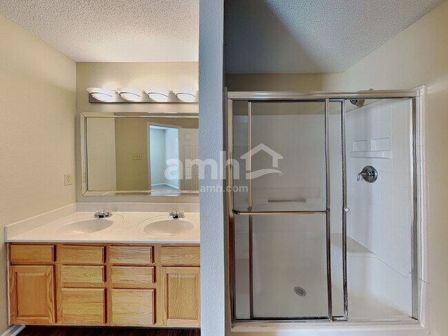 Building Photo - 711 Thornwood Ct