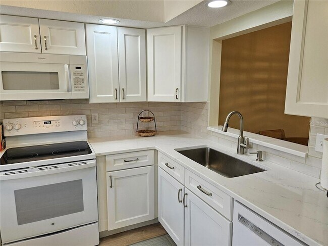 Building Photo - 744 Avenida Estancias