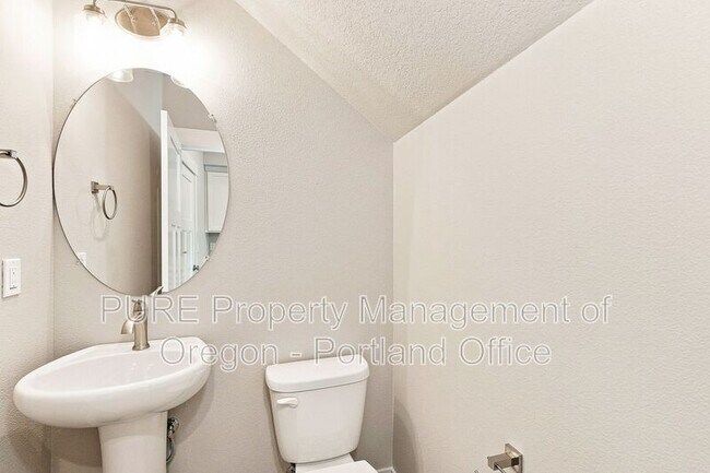 Building Photo - 588 NE Alderwood Dr