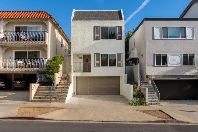 Primary Photo - Gorgeous 3+3 Private Single Family Townhou...
