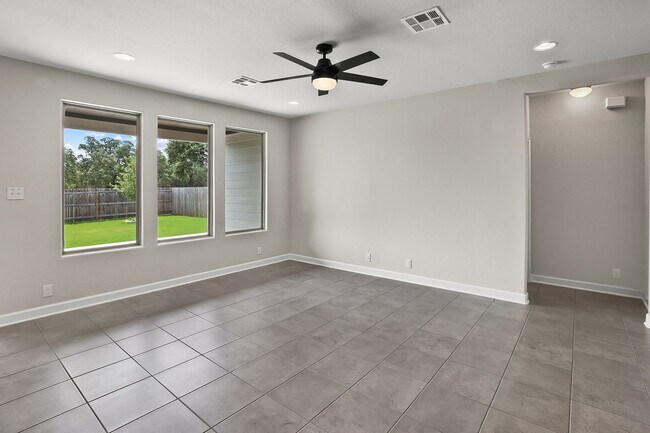 Building Photo - 4 Bedroom/3 bath home Southglen Subdivision