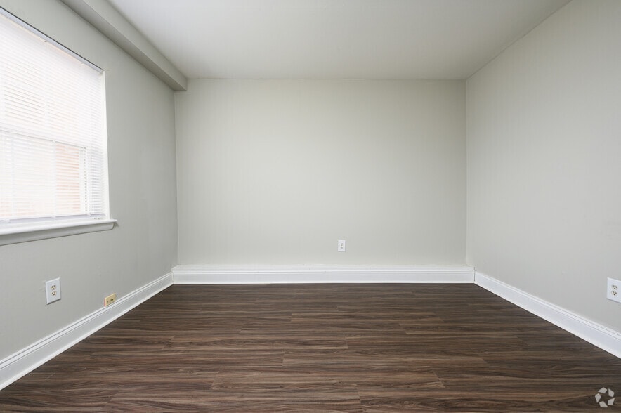 2BR, 1BA - 900SF - The Bradford Apartment Homes