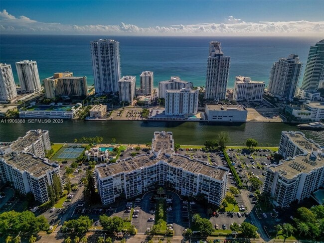 Building Photo - 800 Parkview Dr