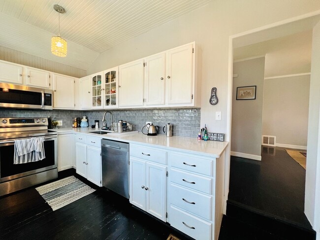 Building Photo - $0 DEPOSIT OPTION, CHARMING 3 BED 2 BATH TRADITIONAL BRICK HOME!! HUGE YARD, DETACHED GARAGE, COM...