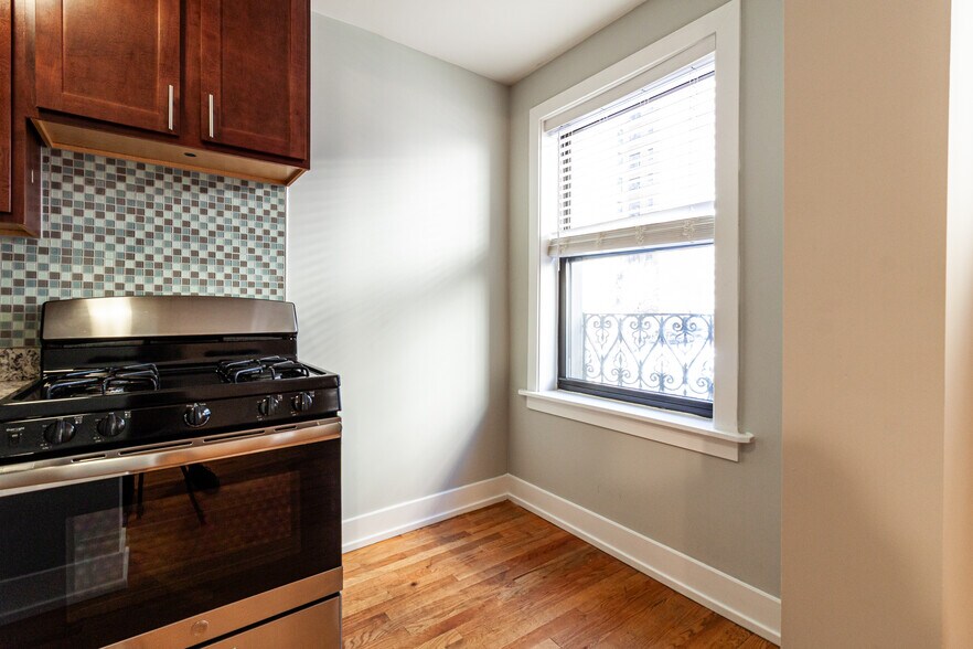 Building Photo - 435 W Roscoe St