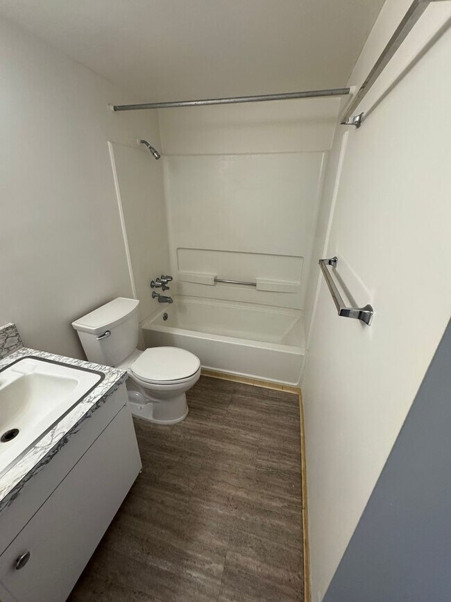 Building Photo - Large 2/2 Waikiki Condo with Parking, Lanai, A/C & W/D in unit!