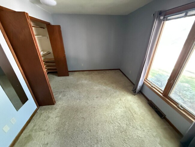 Building Photo - New Listing - 4 Bedroom House on Iowa City Westside on Sunset
