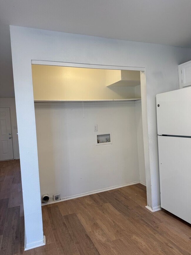 Building Photo - Ground Level - 2 Bed, 1 Bath Townhouse!!!