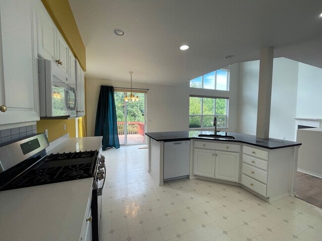 Building Photo - Fantastic Bethany Home with Attached Garag...