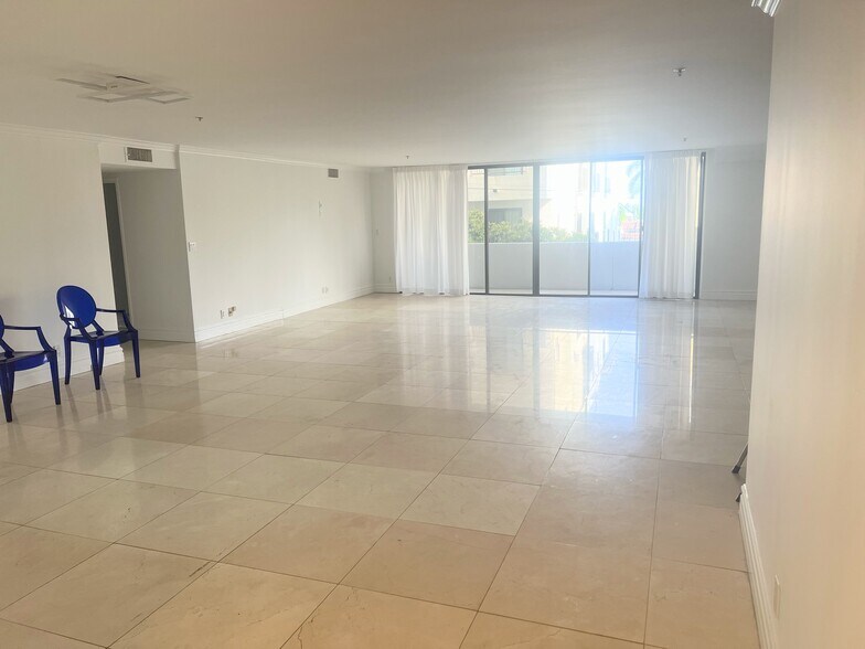 Very spacious living room - 10660 Wilshire Blvd