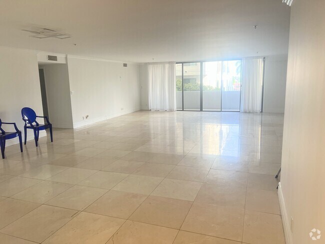 Very spacious living room - 10660 Wilshire Blvd