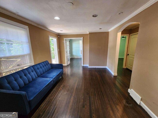 Building Photo - 3220 Memorial Dr