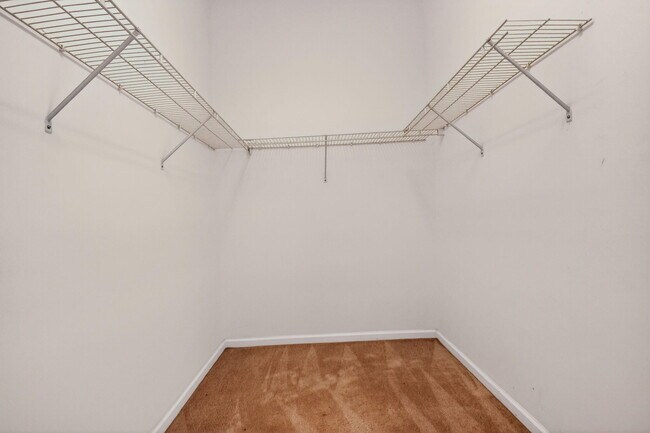 Building Photo - 2431 Westmont Dr