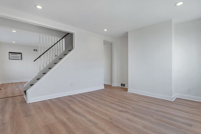 Building Photo - Updated 2 Bed, 1.5 Bath Home in Bloomfield...