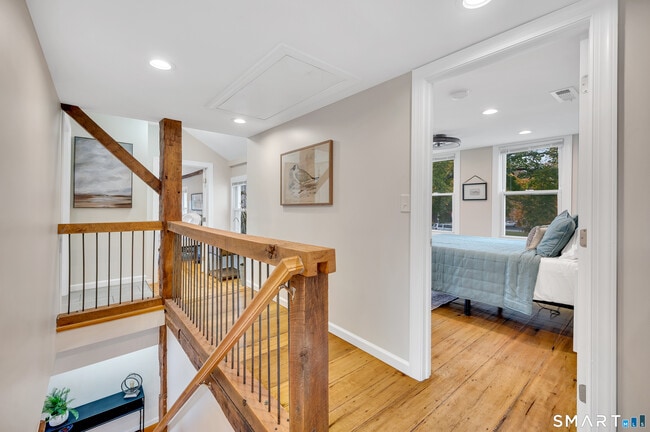 Building Photo - 736 Main St