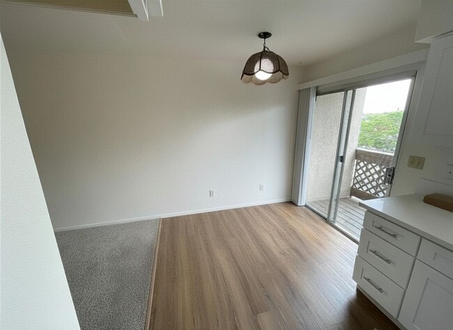 Building Photo - Charming Townhouse (2 Bed / 1.5 Bath)