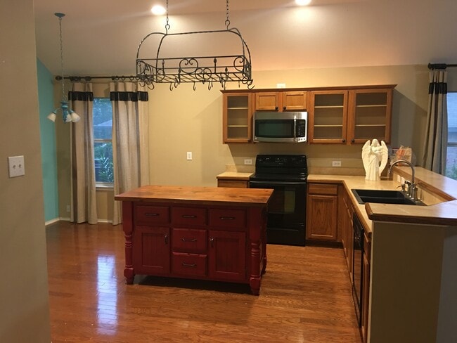 Building Photo - 6321 Pinehurst Dr