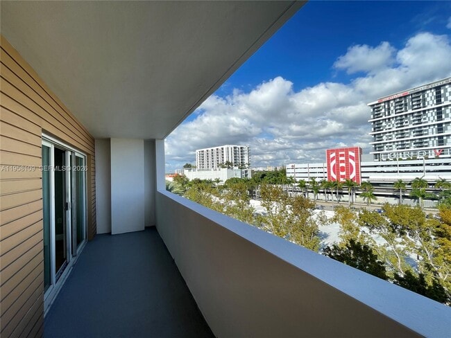 Building Photo - 2740 SW 28th Terrace