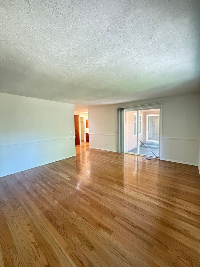 Building Photo - Immaculate 3 bedroom, 2 bath home in desirable Medford Neighborhood!