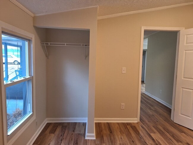 Building Photo - Country Living at its Best!!