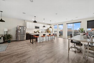 Building Photo - 3927 N Clarendon Ave