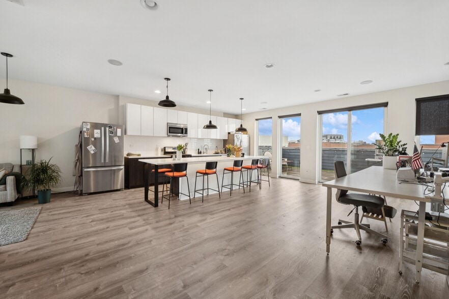 Primary Photo - 3927 N Clarendon Ave