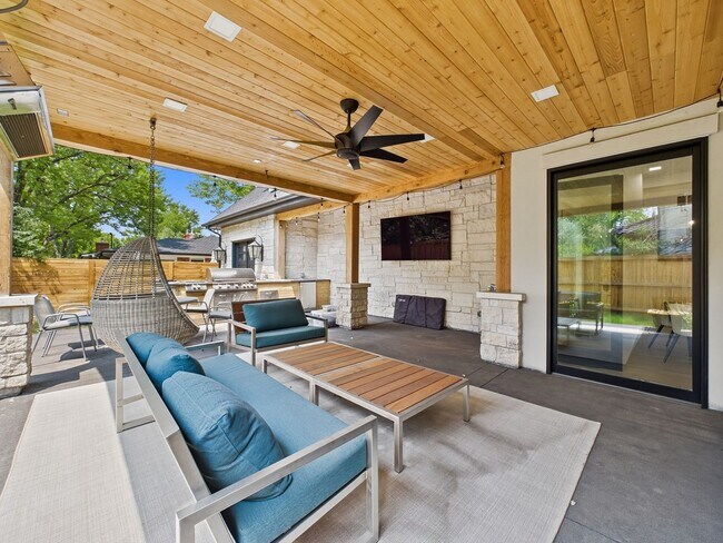 Building Photo - 155 Southmoor Dr
