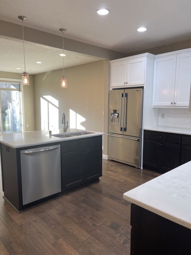 Building Photo - Beautiful Townhome in Camas!