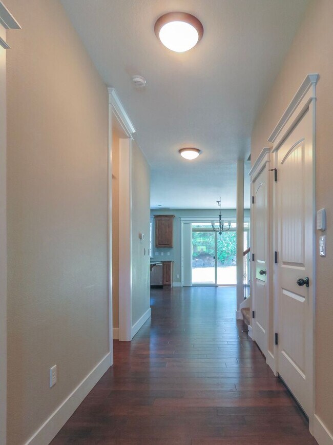 Building Photo - 5 Bedroom 3 Bathroom home available in New...