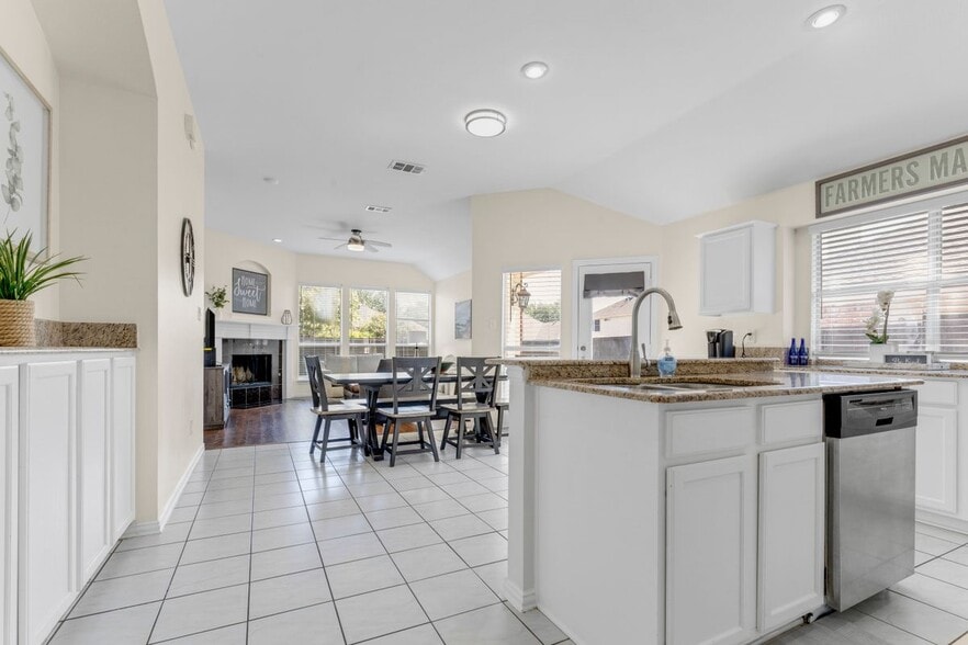 Building Photo - 1438 Royal Oaks Dr