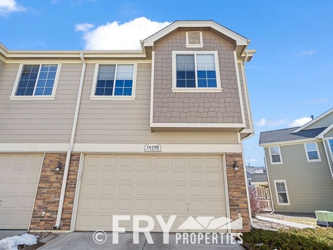 Building Photo - Beautiful Townhome in a Great Location