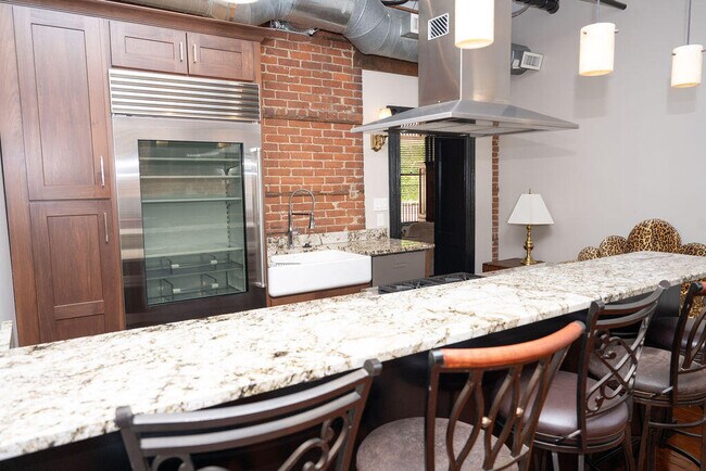 Building Photo - 275 S Limestone