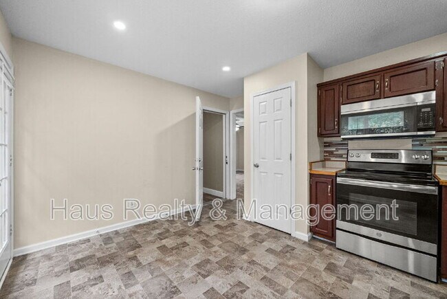 Building Photo - 932 Granny White Rd