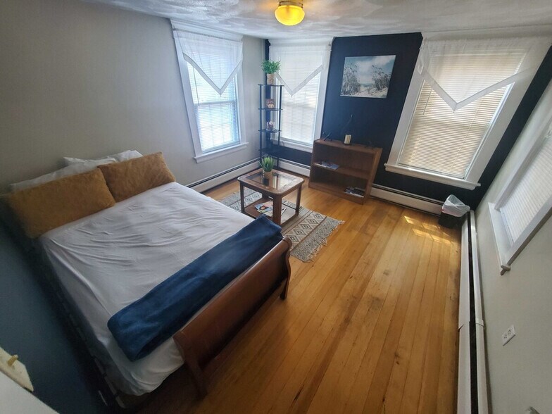 Building Photo - 55 Mapleton St