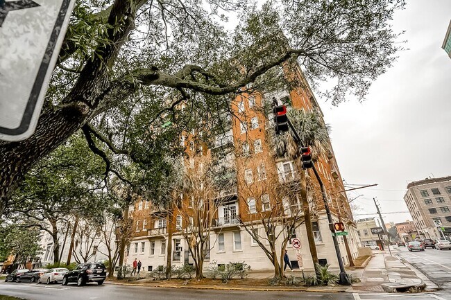 Building Photo - Furnished & Perfectly Located Downtown in ...